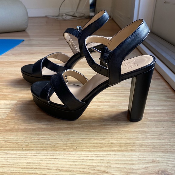 Black leather heeled sandal - Picture 3 of 9